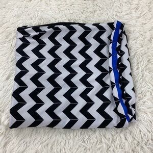 Lululemon Vinyasa Scarf *Luon Light Arrow Chevron White Black / Black